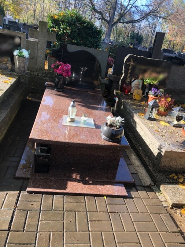 Efekt po sprzątaniu na cmentarzu Powązkim CzystePomnikipl CzystePomnikipl Usługi sprzątania grobów